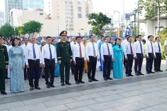 Đoàn đại biểu TP.HCM dâng hương, dâng hoa Chủ tịch Hồ Chí Minh