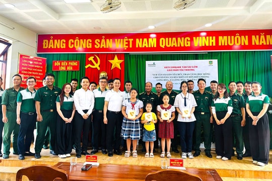 Vietcombank Tân Sài Gòn trao học bổng cho con em cán bộ Biên phòng