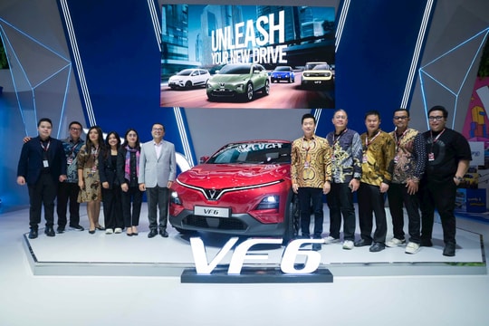 VinFast giới thiệu mẫu xe điện VF 6 tay lái nghịch tại Triển lãm IIMS Surabaya, Indonesia