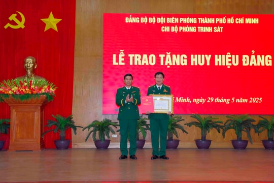 Đại tá Trần Thanh Đức nhận Huy hiệu 30 năm tuổi Đảng
