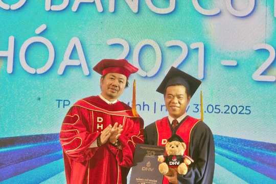 Lãnh đạo trường lưu ý các tân khoa về khả năng thích nghi và trở thành người học nhanh nhất