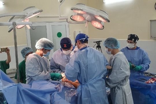 Điều trị thành công ca lóc da diện rộng chi dưới sau tai nạn nghiêm trọng