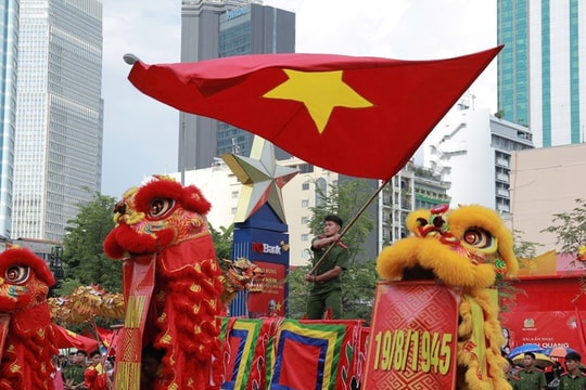 Người dân TP.HCM háo hức theo dõi sự kiện 'Vinh quang Công an nhân dân Việt Nam'