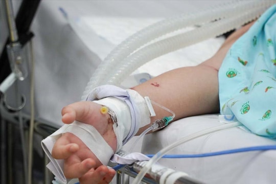 Cha mẹ chủ quan khiến con bị sốc nặng do sốt xuất huyết