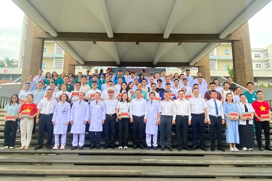 Hàng chục y bác sĩ Thành phố mang chuyên môn và tình cảm đất liền đến với Trường Sa