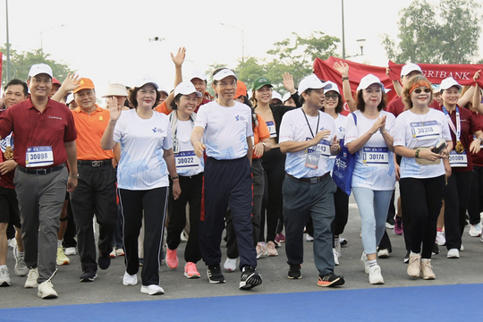 Gần 1.000 người làm báo đi, chạy bộ kỷ niệm 100 năm báo chí