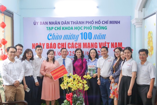 Lãnh đạo TP.HCM đến thăm, chúc mừng Tạp chí Khoa học phổ thông dịp 21/6
