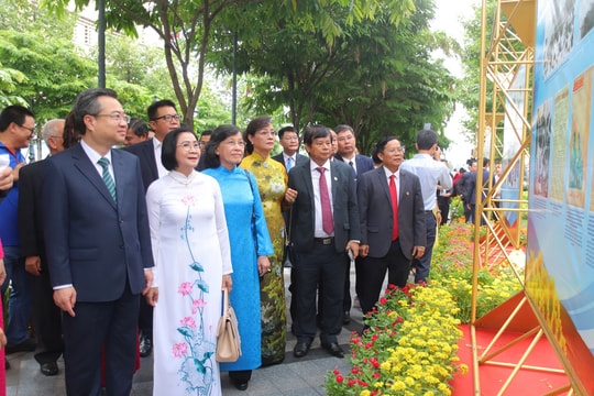 Lãnh đạo TP.HCM tham quan triển lãm ảnh Báo chí Cách mạng Việt Nam