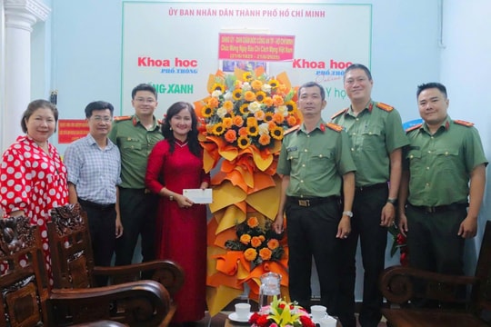 Công an TP.HCM thăm, chúc mừng Tạp chí Khoa học phổ thông nhân dịp 21/6