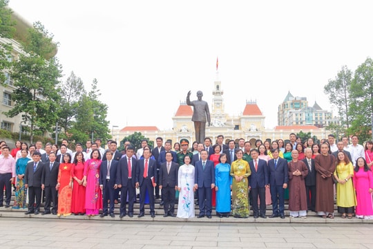 Lãnh đạo TP.HCM dâng hoa tưởng nhớ Chủ tịch Hồ Chí Minh