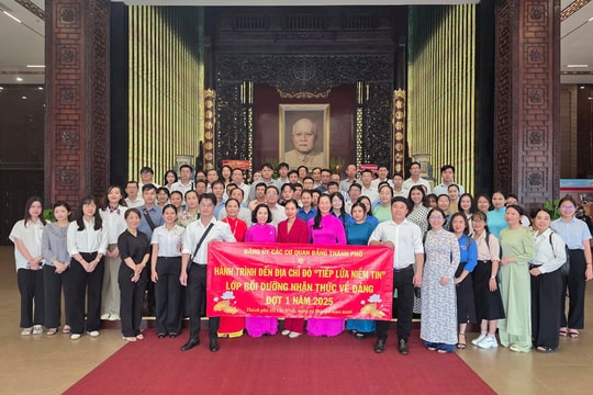 Hành trình đến địa chỉ đỏ “Tiếp lửa niềm tin” cho học viên Lớp Bồi dưỡng Nhận thức Đảng