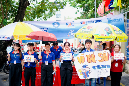 Sinh viên HIU tiếp sức kỳ thi tốt nghiệp THPT 2025 tại TP.HCM