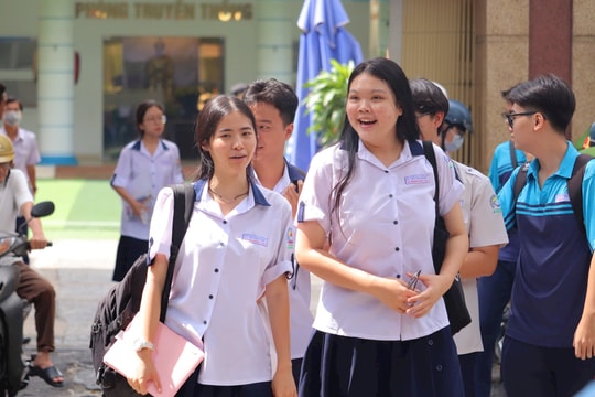Hoàn thành môn thi đầu tiên, thí sinh đánh giá đề dễ làm