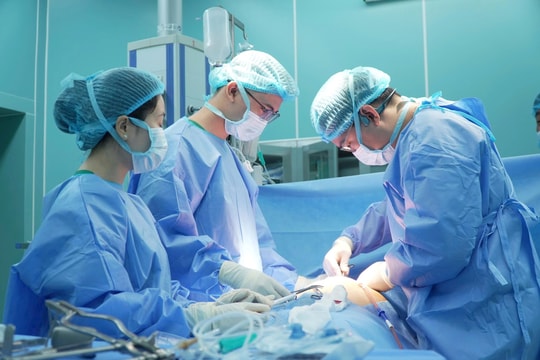 Xuyên đêm đưa bệnh nhân thủng tạng từ đảo Tiên Nữ về đất liền cấp cứu