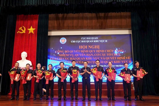Chi cục Hải quan khu vực II công bố quyết định bổ nhiệm 10 phó chi cục trưởng