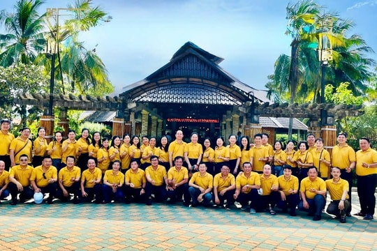 Đảng ủy các cơ quan Đảng TP.HCM: Sơ kết công tác xây dựng Đảng 6 tháng đầu năm 2025 và sẻ chia cùng cộng đồng tỉnh Vĩnh Long