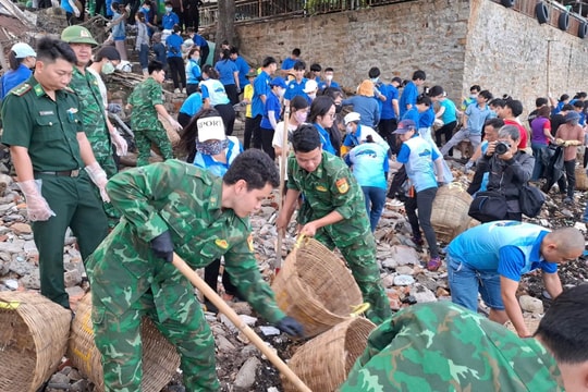 TP.HCM: Thu gom hơn 2 tấn rác trên bãi biển phường Vũng Tàu