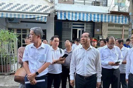 Chính quyền TP.HCM thăm hỏi các gia đình bị ảnh hưởng sau vụ cháy ở cư xá Độc Lập