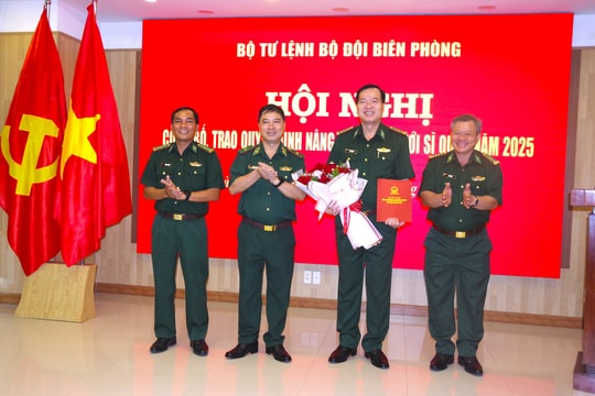 Bộ Tư lệnh BĐBP công bố trao quyết định nâng lương sĩ quan năm 2025