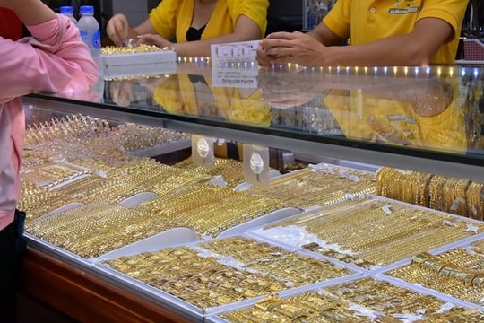 Lệch pha thế giới, vàng trong nước đứng giá