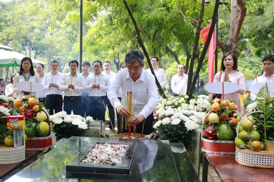 Đoàn lãnh đạo TP.HCM dâng hương tưởng niệm anh hùng liệt sĩ tại đặc khu Côn Đảo