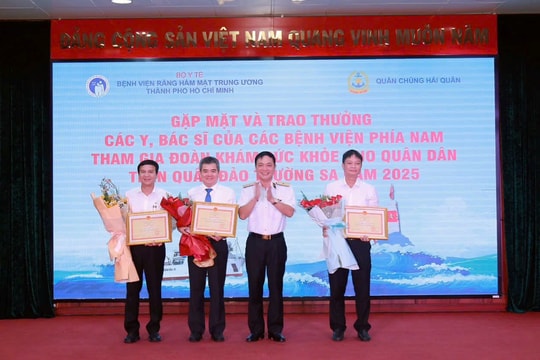Gặp mặt, khen thưởng y bác sĩ khám sức khỏe cho quân, dân tại quần đảo Trường Sa