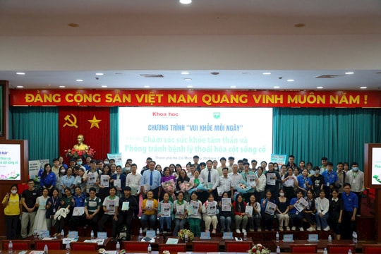 'Vui khỏe mỗi ngày' mang kiến thức về sức khỏe tâm thần và phòng ngừa thoái hóa cột sống cho sinh viên y khoa