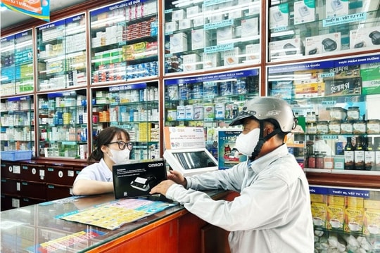Nhà thuốc Long Châu cùng OMRON giới thiệu thiết bị đo huyết áp tích hợp điện tâm đồ tại nhà