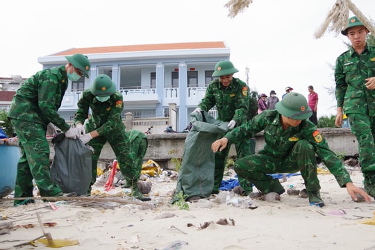 Đồn Biên phòng Phước Tỉnh phối hợp thu gom khoảng 3 tấn rác thải