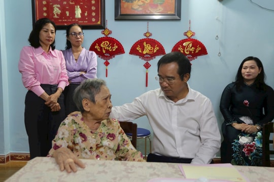 Đoàn lãnh đạo TP.HCM thăm, tri ân người có công tại đặc khu Côn Đảo