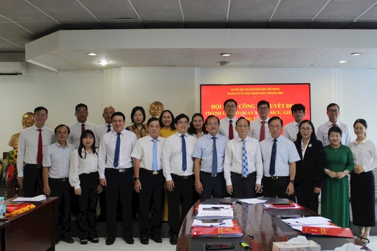 Đảng ủy UBND TP.HCM trao các quyết định thành lập cơ quan chuyên trách và bổ nhiệm cán bộ