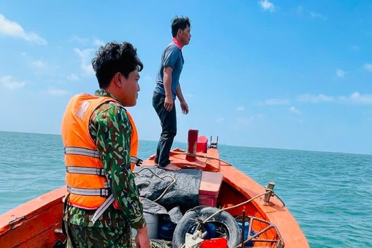 Đồn Biên phòng Cần Thạnh cùng ngư dân cứu vớt kịp thời 2 thuyền viên gặp nạn