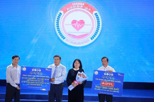 Trao tặng 1.050 suất quà và học bổng cho học sinh khó khăn ở Khánh Hòa