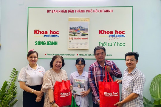 Tạp chí Khoa học phổ thông trao quà cho gia đình 2 bé mồ côi mẹ