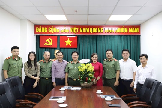 Tạp chí Khoa học phổ thông thăm và chúc mừng Phòng An ninh chính trị nội bộ, Công an TP.HCM