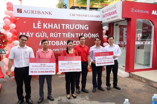 Agribank mang dịch vụ ngân hàng hiện đại tới xã đảo Thạnh An