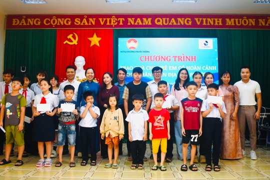 Trao 20 suất học bổng đến học sinh có hoàn cảnh khó khăn
