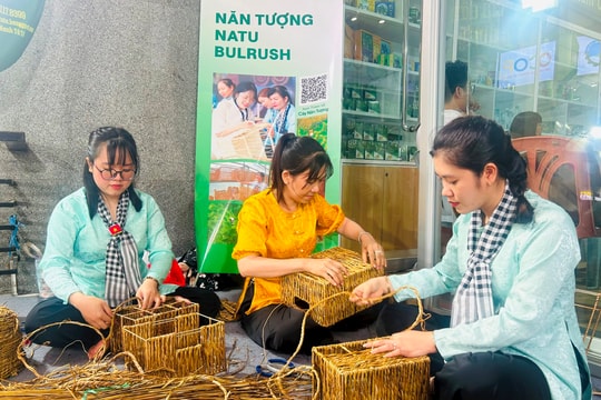 Để các sản phẩm thủ công mỹ nghệ không dừng lại ở hàng lưu niệm…