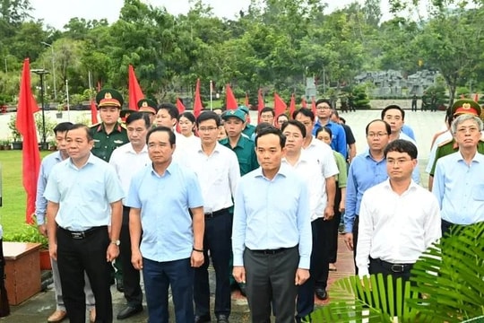 Bí thư Thành ủy TP.HCM Trần Lưu Quang dâng hương tưởng nhớ các Anh hùng liệt sĩ tại đặc khu Côn Đảo