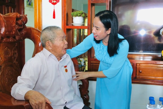 Phó Chủ tịch Ủy ban MTTQ Việt Nam TP.HCM Võ Ngọc Thanh Trúc trao huy Đảng tại nhà cho đảng viên