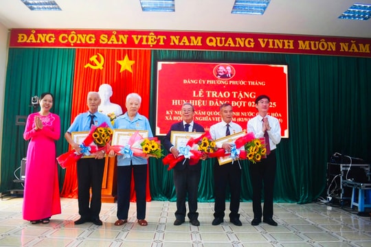 Đảng ủy phường Phước Thắng trao Huy hiệu Đảng cho 40 đảng viên