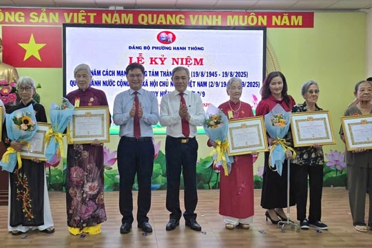 Phường Hạnh Thông trao huy hiệu Đảng cho 116 Đảng viên