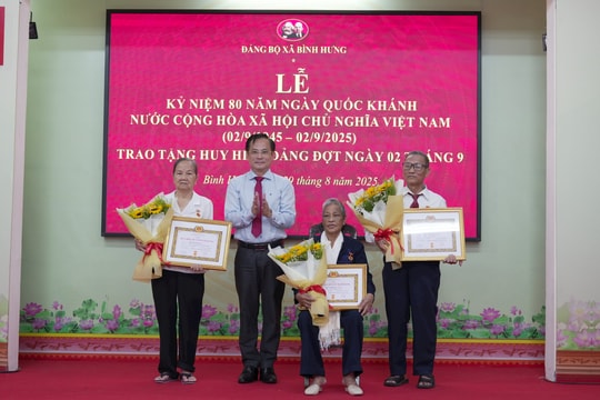 Xã Bình Hưng trao Huy hiệu Đảng cho 31 đảng viên