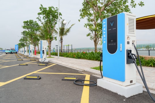 V-Green đưa vào vận hành trạm sạc xe điện lớn nhất cả nước tại Trung tâm Triển lãm Việt Nam
