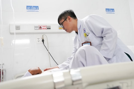 Áp xe gan vì dị vật xương xuyên qua ruột găm vào gan