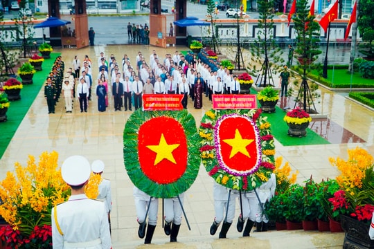 Đồng chí Nguyễn Phước Lộc dẫn đầu đoàn lãnh đạo TP.HCM viếng Nghĩa trang Liệt sĩ Bà Rịa - Vũng Tàu