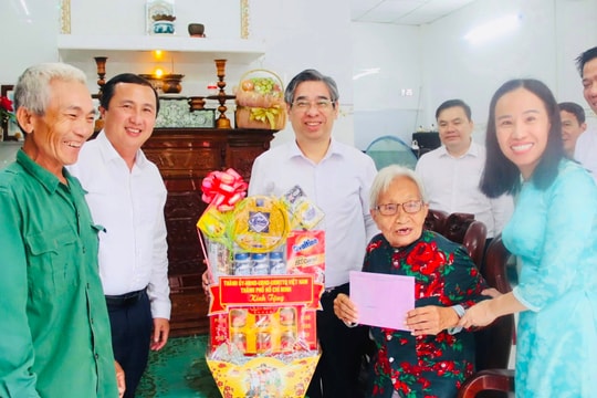 Phó Bí thư Thành Ủy TP.HCM tặng quà Mẹ Việt Nam Anh hùng Bùi Thị Đay