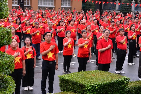 Công an TP.HCM hướng dẫn người dân cách nhận quà 2/9