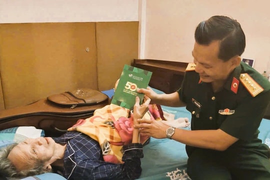 Lãnh đạo Bệnh viện Quân y 175 thăm nhạc sĩ Thế Hiển nhân dịp Quốc khánh 2/9