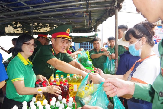 Rộn ràng chương trình "Gian hàng 0 đồng - Gắn kết tình quân dân" tại phường Trung Mỹ Tây